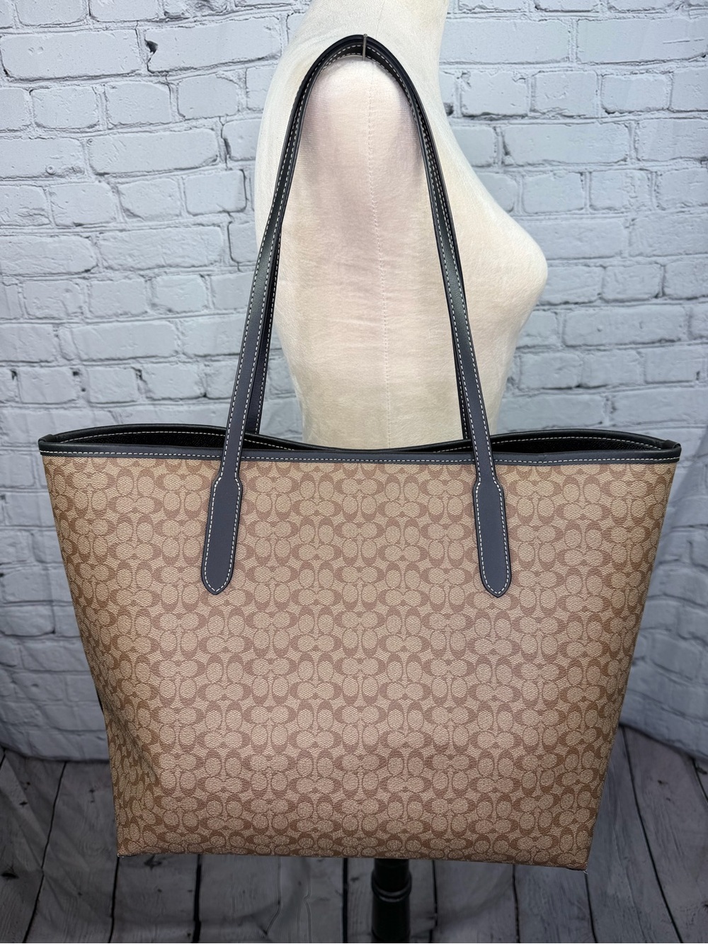 Coach City Tote Bag In Micro Signature Canvas - Picture 3 of 11